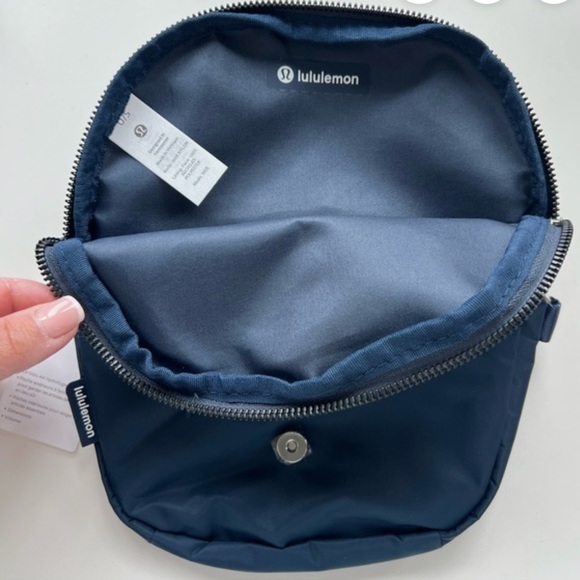Lululemon All Night Festival Micro Bag 2L - Navy Blue - Picture 4 of 4